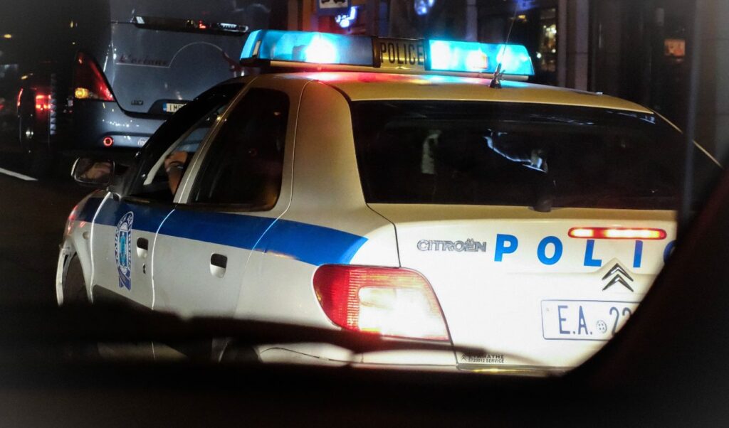 Drunk driver crashes into building entrance in Athens suburb