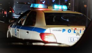 Drunk driver crashes into building entrance in Athens suburb