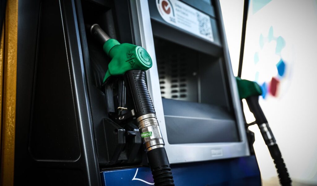 Oil prices fall 10% after Trump announces Iran talks breakthrough