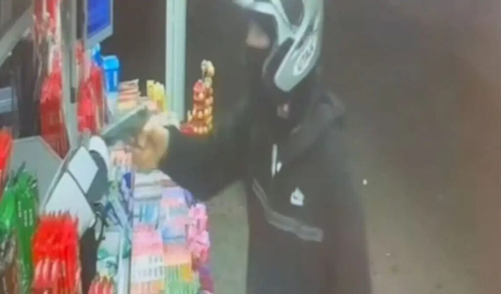 Teen robbers target gas stations and kiosks in Athens suburbs