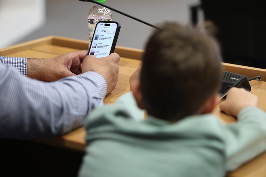 apagoreysi-social-media-gia-anhlikous6929707__1_