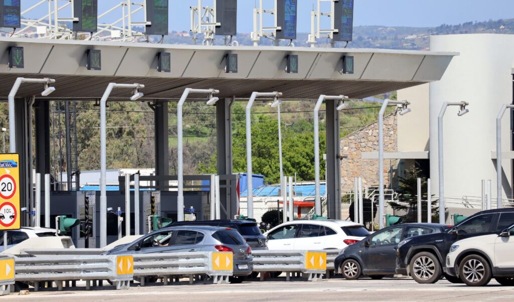 Easter exodus peaks in Greece: massive traffic jams and 320,000 cars