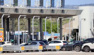 Easter exodus peaks in Greece: massive traffic jams and 320,000 cars