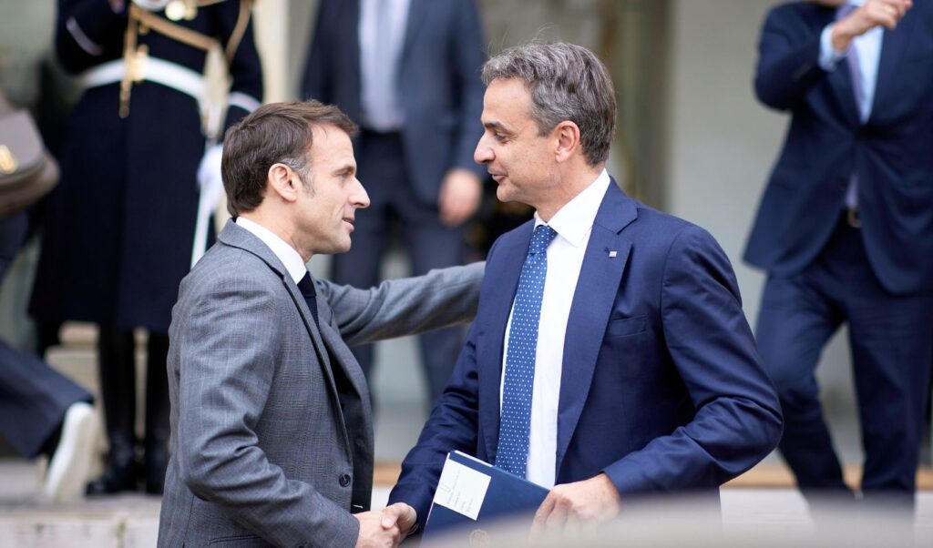 Macron’s Greece visit dominates French media: “Traveling to Athens to strengthen defense cooperation”