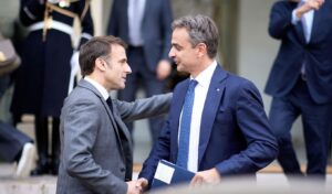 Macron’s Greece visit dominates French media: “Traveling to Athens to strengthen defense cooperation”
