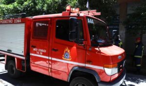 Fire in Kypseli burns 3 vehicles on central Athens street