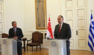 Gerapetritis on Strait of Hormuz: “Greek sailors’ safety and free passage non-negotiable”