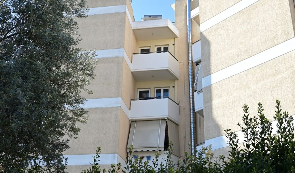 Marousi arrest: 29-year-old boyfriend detained after woman falls from 4th floor twice