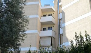 Marousi arrest: 29-year-old boyfriend detained after woman falls from 4th floor twice