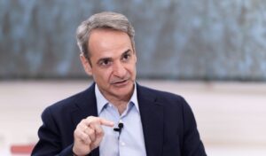 Mitsotakis spends Easter in Chania amid political pressure