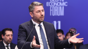 PASOK launches dual attack on government and Tsipras amid internal tensions