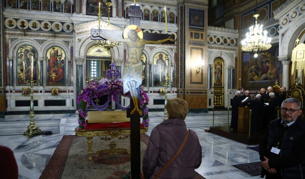Solemn Good Friday ceremonies at Athens cathedral amid war