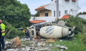 Incredible accident in Rhodes: 33-ton cement mixer crashes into house yard and overturns