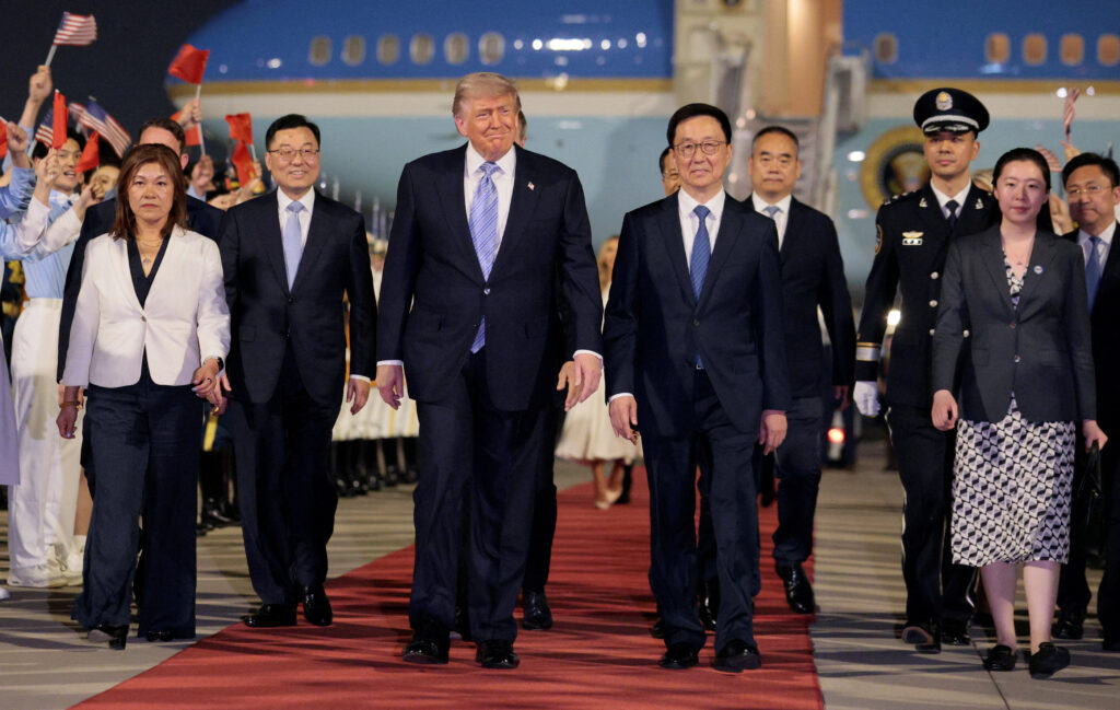 Trump arrives in Beijing: 300 youth with US and Chinese flags welcome president in historic summit