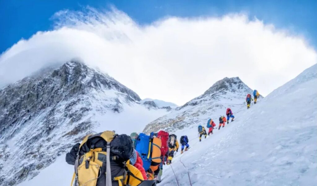 Everest: 274 climbers reach summit in one day – New historic record