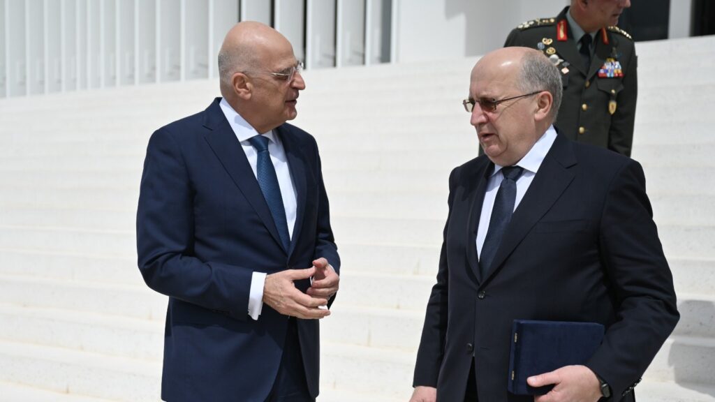Δένδιας στη συνάντηση με τον Ευρωπαίο Επίτροπο για την Άμυνα:  “Υπογράμμισα τις πάγιες ελληνικές θέσεις για το SAFE ως προς τα κριτήρια επιλεξιμότητας”