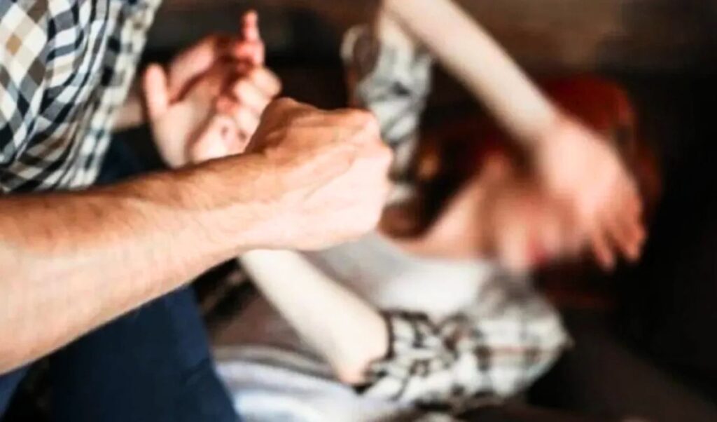 Lamia: 44-year-old brutally beats wife in front of their child