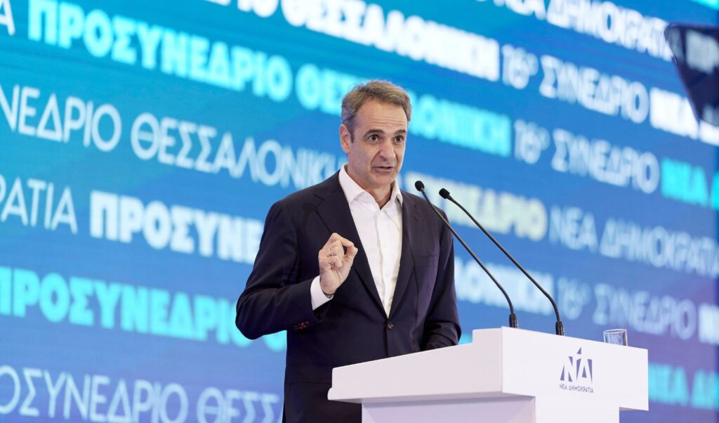 Mitsotakis signals start of election campaign at New Democracy rally