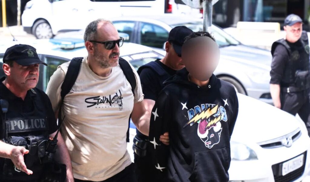 Thessaloniki: 30-year-old strikes father’s face 14+ times with screwdriver and knife