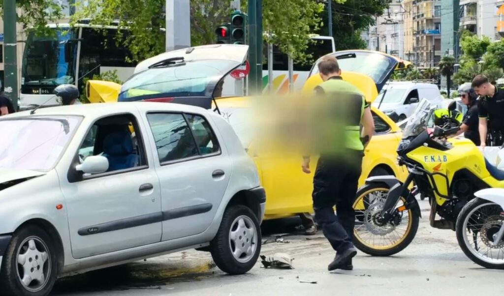 Traffic accident injures 2 at Alexandras Avenue intersection