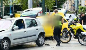 Traffic accident injures 2 at Alexandras Avenue intersection