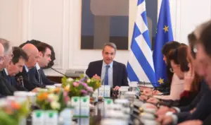 “Comparison will favor us”: Mitsotakis’ closed-door strategy session on new Tsipras and Karystianou parties