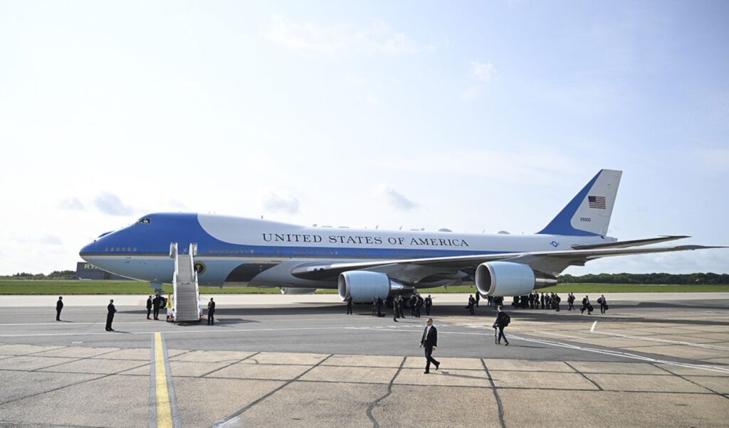 Τέλος εποχής για το ιστορικό Air Force One: O Tραμπ ετοιμάζεται για το νέο προεδρικό αεροσκάφος από το Κατάρ – Οι συμβολικές αναρτήσεις στα μέσα κοινωνικής δικτύωσης (Βίντεο)