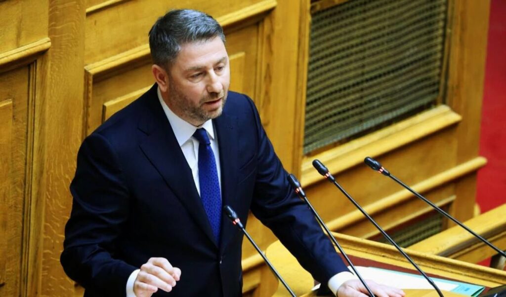 PASOK presents constitutional reform proposals to parliament