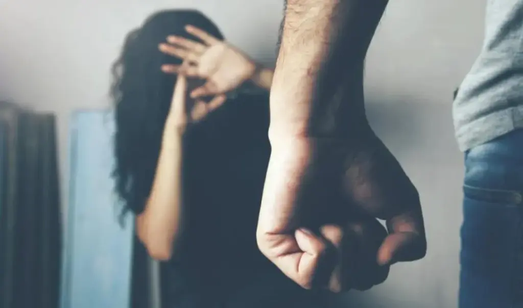 Shocking case in Oropos: Man abused wife, posted videos online