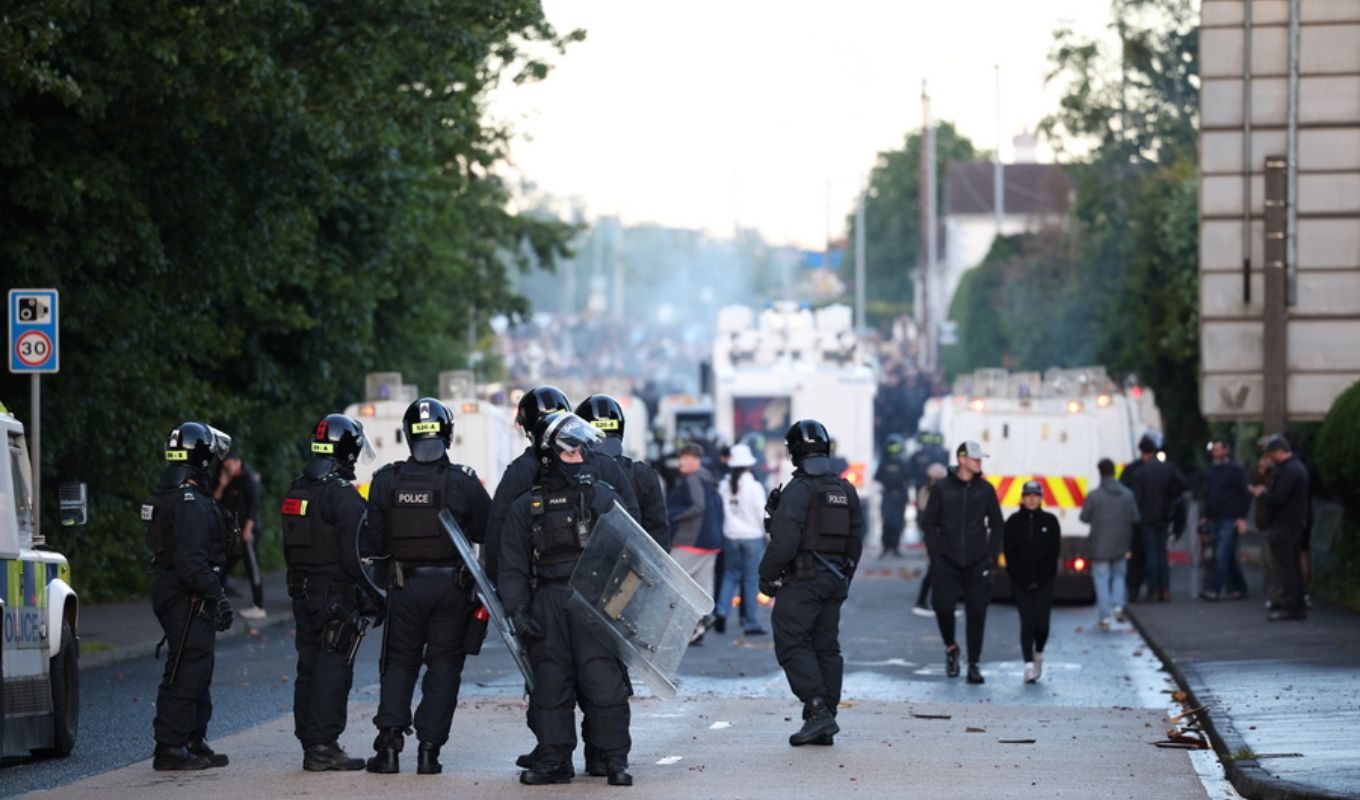 Belfast: Lower intensity riots after victim's family appeal - Investigation into online violence incitement (Images & Video)