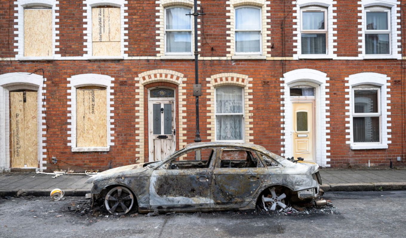 Belfast: Lower intensity riots after victim's family appeal - Investigation into online violence incitement (Images & Video)