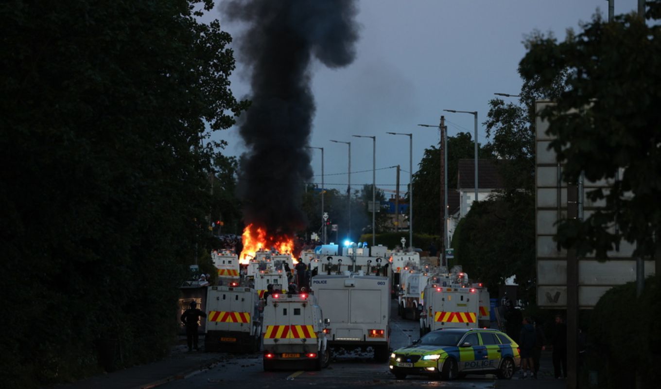 Belfast: Lower intensity riots after victim's family appeal - Investigation into online violence incitement (Images & Video)