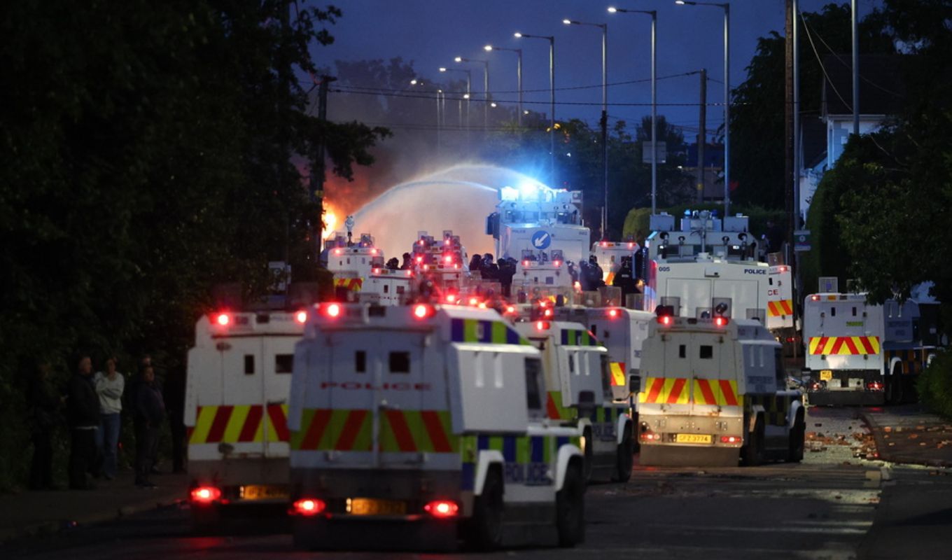 Belfast: Lower intensity riots after victim's family appeal - Investigation into online violence incitement (Images & Video)