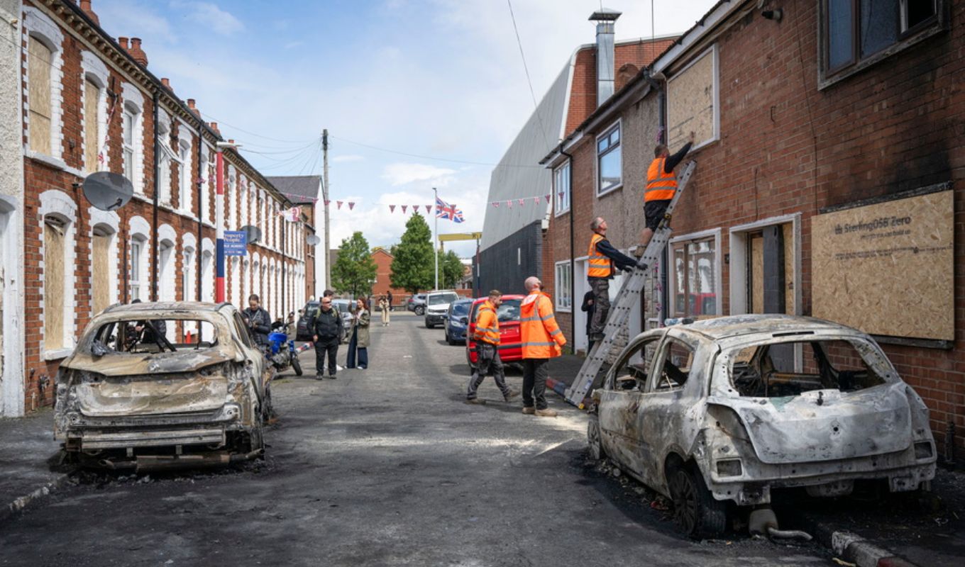 Belfast: Lower intensity riots after victim's family appeal - Investigation into online violence incitement (Images & Video)