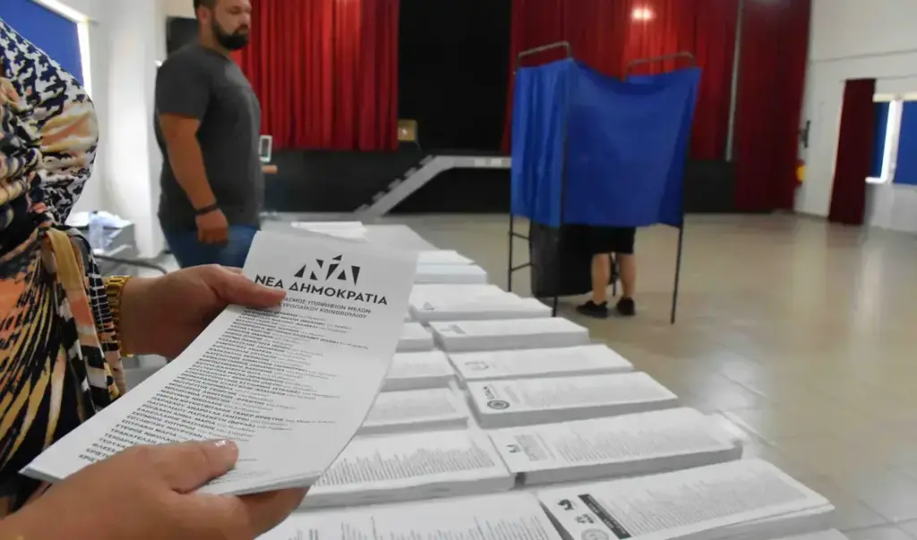 Metron Analysis poll: New Democracy leads by 13.3 points, Tsipras solidifies 2nd place, PASOK in free fall