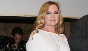 Greek actress Efi Oikonomaki reveals terrifying armed home invasion: “They threatened to kill my daughter”