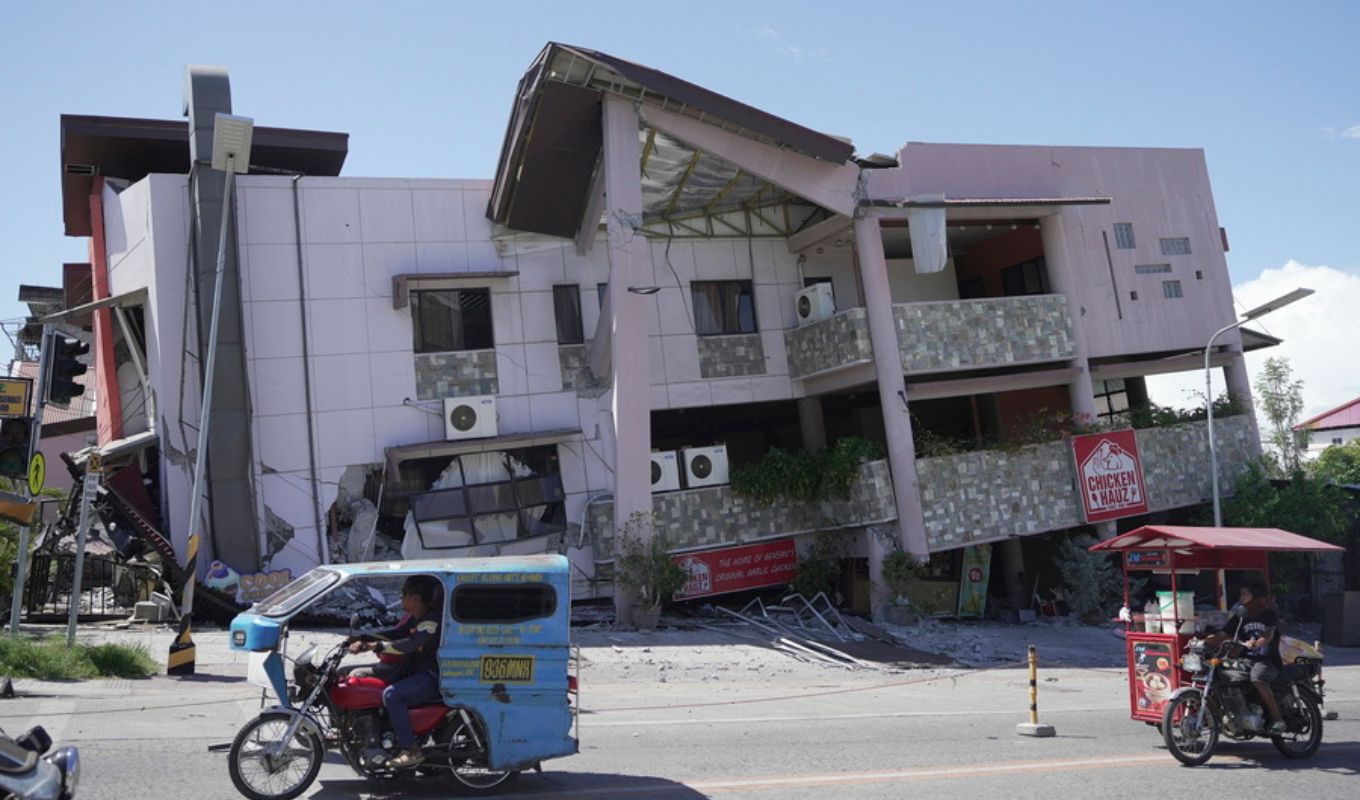Philippines: 41 dead from powerful 7.8 magnitude earthquake, rescue operations continue - Hope the number won't increase further (Images & Video)