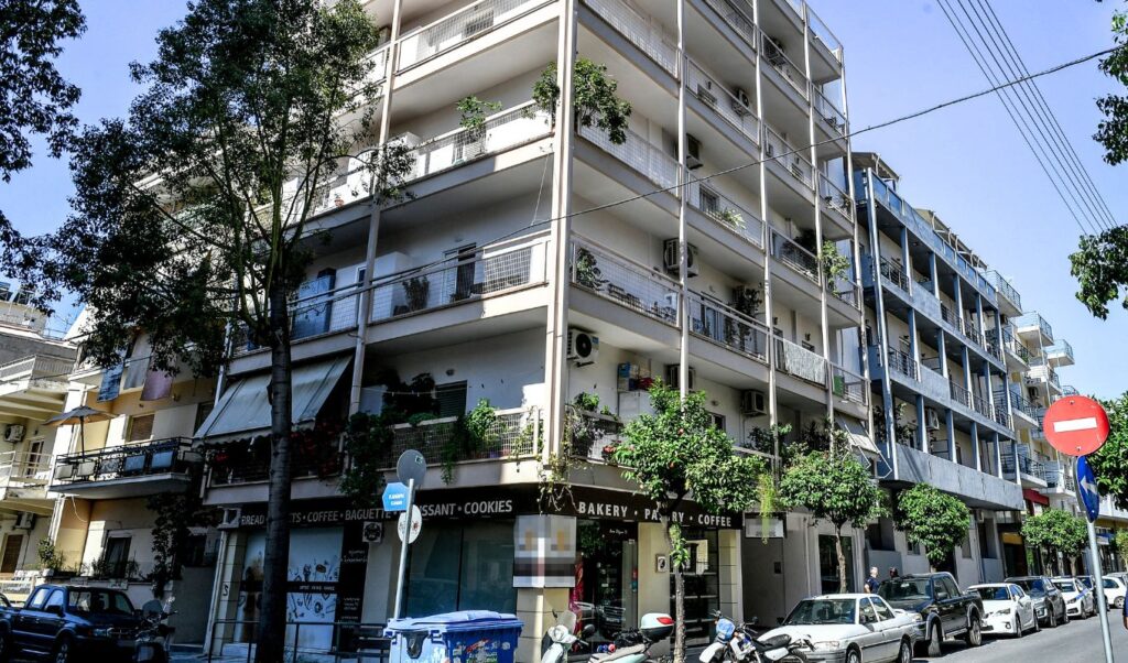 Femicide in Kalamata: 41-year-old repeatedly stabbed his 39-year-old wife, then placed knife in her hands