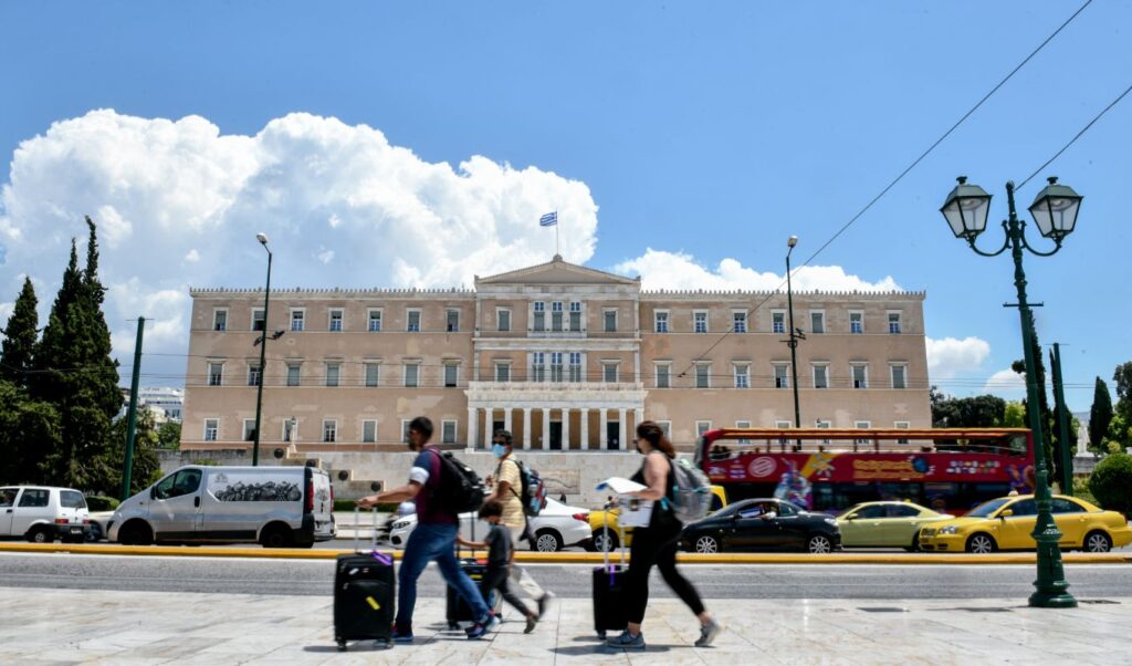 Greece opens doors to hedge funds: Tax incentives for executives from London, Asia and the Middle East