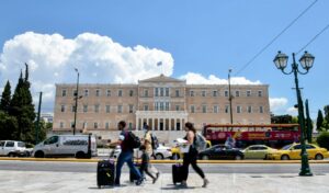 Greece opens doors to hedge funds: Tax incentives for executives from London, Asia and the Middle East