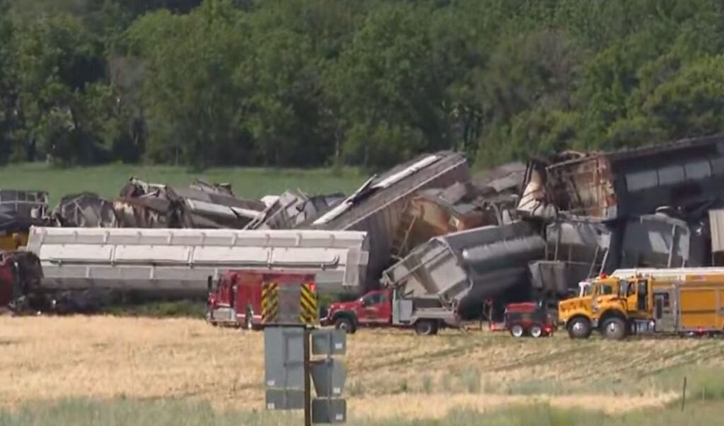 USA: One dead in train derailment after collision with truck in Iowa