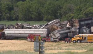 USA: One dead in train derailment after collision with truck in Iowa