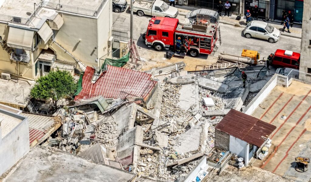 Building collapse in Petralona, Athens: Eyewitness says construction work destroyed foundations (Video)