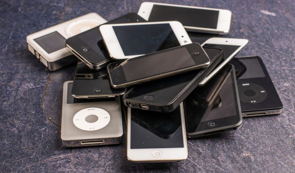 EU mandates removable smartphone batteries from 2027