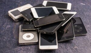 EU mandates removable smartphone batteries from 2027