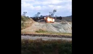 Kozani: Controlled demolition of three giant DEI excavators at Mavropigi mine (Video)