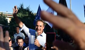 Mitsotakis launches two-front offensive on inflation and reforms