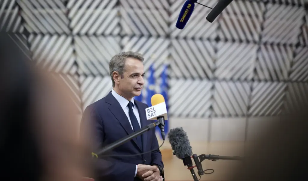Mitsotakis in Brussels: Oil price cuts must reach the pump immediately
