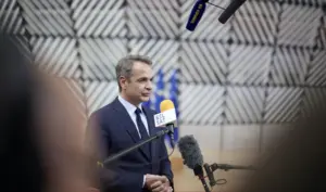 Mitsotakis in Brussels: Oil price cuts must reach the pump immediately