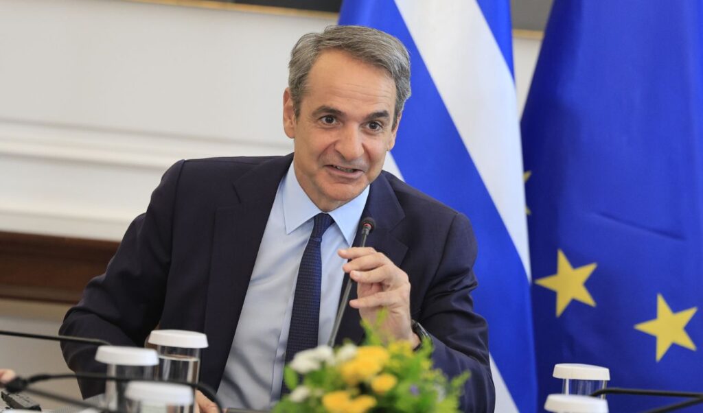 Mitsotakis shifts focus to economy with supermarket price summit and new regional tours